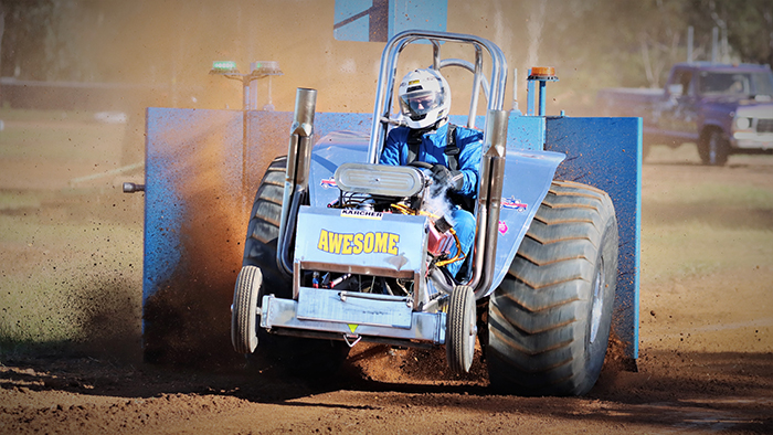 Tractor Pulling WA - Image by Phil Reeves - Sports Photographer